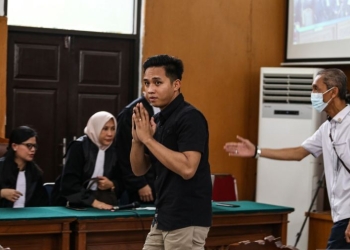 Terdakwa Richard Eliezer atau Bharada E menyapa pengunjung (kiri) usai menjalani sidang lanjutan dalam kasus pembunuhan berencana terhadap Brigadir Nopriansyah Yosua Hutabarat di Pengadilan Negeri Jakarta Selatan, Jakarta, Rabu (11/1/2023). ANTARA FOTO/Asprilla Dwi Adha/aww. (ANTARA FOTO/ASPRILLA DWI ADHA)