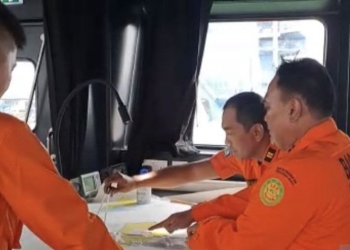 Basarnas melakukan pencarian terhadap enam penumpang KM Rukun Jaya di Perairan Laut Jawa, Jumat (27/1/2023). (ANTARA/HO-Basarnas)