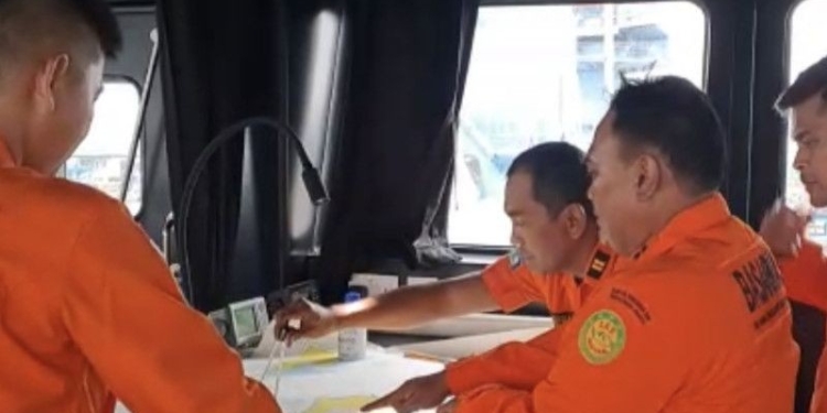 Basarnas melakukan pencarian terhadap enam penumpang KM Rukun Jaya di Perairan Laut Jawa, Jumat (27/1/2023). (ANTARA/HO-Basarnas)