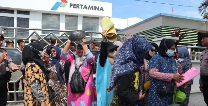 Para emak-emak berdaster saat melakukan aksi di depan kantor Cabang Pertamina Banda Aceh, Senin (9/1/2023) (ANTARA/Nurul Hasanah)