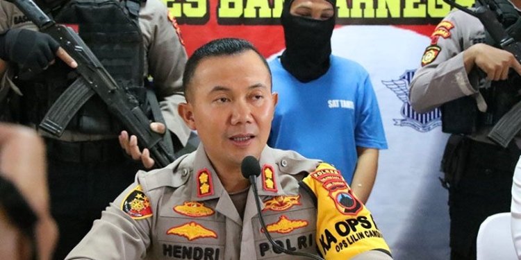 Kapolres Banjarnegara AKBP Hendri Yulianto memberikan keterangan pers di Mapolres Banjarnegara, Senin (2/1/2023), terkait dengan kasus pembegalan atau pencurian dengan kekerasan terhadap pengemudi taksi daring. ANTARA/HO-Polres Banjarnegara