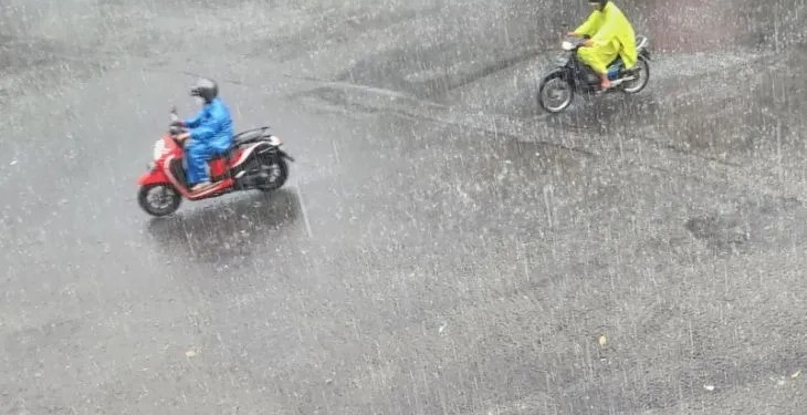 Pengendara motor melintas ketika hujan deras mengguyur kawasan Kota Surabaya. (ANTARA/Fiqih Arfani)