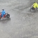 Pengendara motor melintas ketika hujan deras mengguyur kawasan Kota Surabaya. (ANTARA/Fiqih Arfani)