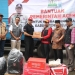 Kepala Dinas Sosial Aceh, Yusrizal, menyerahkan bantuan masa panik dari Pemerintah Aceh untuk korban bencana banjir di Bireuen yang diterima secara simbolis oleh Pj Bupati Bireuen, Aulia Sofyan, di halaman Meuligoe Bupati Bireuen, Minggu (22/1/2023). (Dok. Humas Pemerintah Aceh)