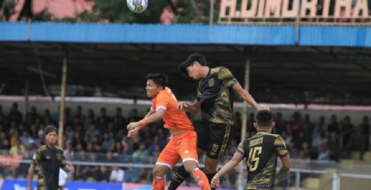 Arsip - Pemain Persiraja (orange) merebut bola saat melawan Perserang Banten di Stadion H Dimurthala Banda Aceh, Sabtu (1/10/2022) (ANTARA)