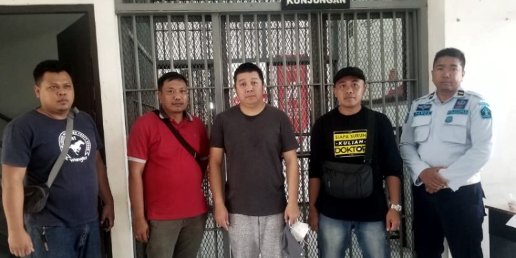 Tim jaksa didampingi petugas lapas mendokumentasikan proses eksekusi penahanan terhadap Aryanto Prametu (tengah), terpidana korupsi pengadaan benih jagung varietas hibrida III program Distanbun NTB tahun 2017, di Lapas Kelas IIA Mataram, Kuripan, Lombok Barat, NTB, Minggu (15/1/2023). ANTARA/HO-Kejati NTB