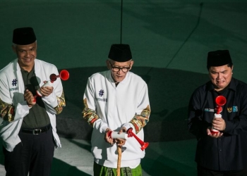 Menteri BUMN Erick Thohir (kanan), Rais Aam PBNU Kiai Miftachul Akhyar (tengah), dan Gubernur Jawa Tengah Ganjar Pranowo (kiri) membunyikan terompet saat pembukaan Porseni NU di GOR Sritex Arena, Solo, Jawa Tengah, Senin (16/1/2023). ANTARA FOTO/Mohammad Ayudha/tom. (ANTARA FOTO/MOHAMMAD AYUDHA)