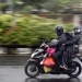 Pengendara sepeda motor mengenakan jas hujan saat melintas di jalur wisata Puncak, Gadog, Kabupaten Bogor, Jawa Barat, Sabtu (31/12/2022). ANTARA FOTO/Yulius Satria Wijaya/aww. (ANTARA FOTO/YULIUS SATRIA WIJAYA)
