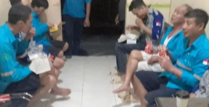 Tujuh orang Warga Negara Asing (WNA) asal Vietnam saat diamankan petugas kepolisian seusai ditangkap di kawasan penambangan emas di kawasan Kecamatan Sungai Mas, Kabupaten Aceh Barat, Rabu (18/1/2023). (ANTARA/HO)