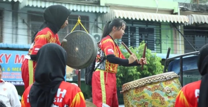Team Golden Dragon Barongsai Aceh yang menampilkan atraksi Barongsai di kawasan Peunayong Banda Aceh tidak hanya terdiri oleh etnis Tionghoa saja, tetapi juga tergabung di dalamnya warga muslim Banda Aceh, Minggu (22/1/2023). (ANTARA/Nurul Hasanah)