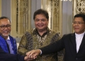 Dokumentasi - Ketua Umum PAN Zulkifli Hasan (kiri), bertumpu tangan dengan Ketua Umum Partai Golkar Airlangga Hartarto (tengah) dan Plt Ketua Umum PPP Mardiono (kanan) pada pertemuan Koalisi Indonesia Bersatu (KIB) di Jakarta, Rabu (30/11/2022). ANTARA FOTO/Rivan Awal Lingga/hp.