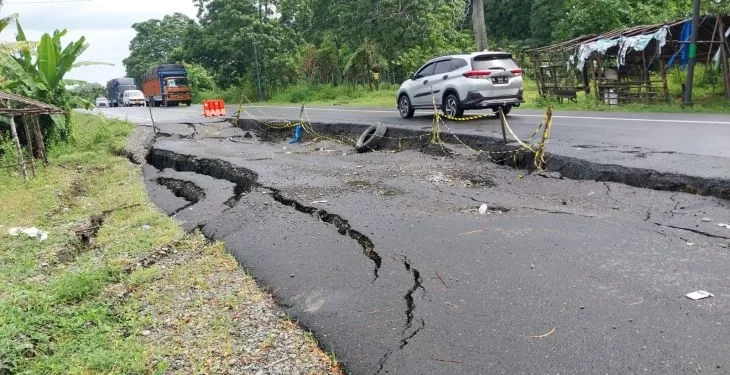 Jalan lintas Banda Aceh-Medan tepatnya Kilometer (KM) 81, Gampong Simpang Beutong, Kecamatan Muara Tiga, Pidie, ambles akibat curah hujan tinggi, Minggu (22/1/2023). (ANTARA/HO)