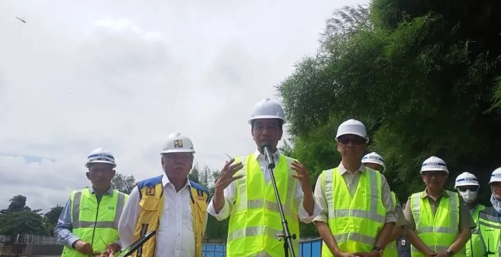 Presiden Joko Widodo menyampaikan keterangan usai meninjau proyek pembangunan Sodetan Kali Ciliwung di Kanal Banjir Timur, Jakarta, Selasa (24/1/2023). (ANTARA/Rangga Pandu)