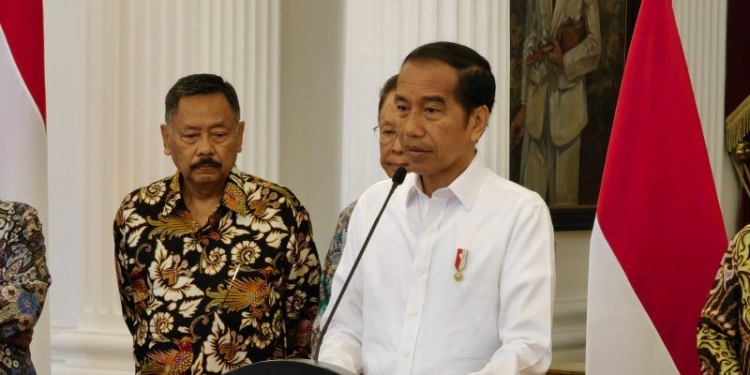 Presiden RI Joko Widodo memberikan keterangan pers di Istana Merdeka, Jakarta, Rabu (11/1/2023), seusai menerima laporan Tim Penyelesaian Non-Yudisial Pelanggaran Hak Asasi Manusia (PPHAM) masa lalu. (ANTARA/Gilang Galiartha)