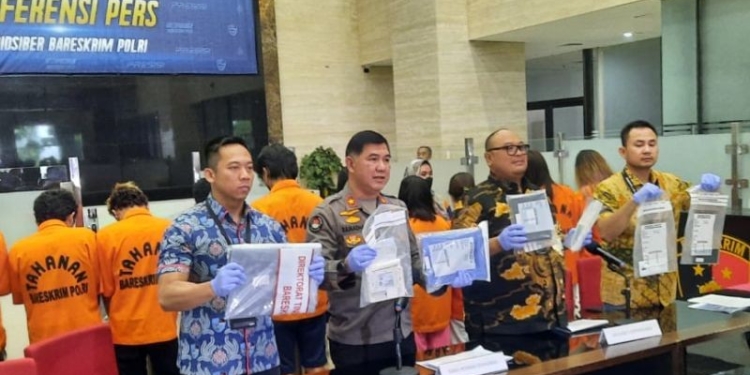 Direktorat Tindak Pidana Siber (Dittipidsiber) Bareskrim Polri merilis penangkapan 12 operator judi daring mastertogel78 di Bareskrim Polri, Jakarta, Jumat (27/1/2023). (ANTARA/Laily Rahmawaty)