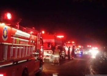 Pemadam kebakaran saat mencoba memadamkan api yang membakar enam unit kios di Desa Lubok Batee, Ingin Jaya, Aceh Besar yang juga berada di dalam Pasar Induk Lambaro, Aceh Besar, Kamis (26/1/2023) (ANTARA/HO/BPBD Aceh Besar)