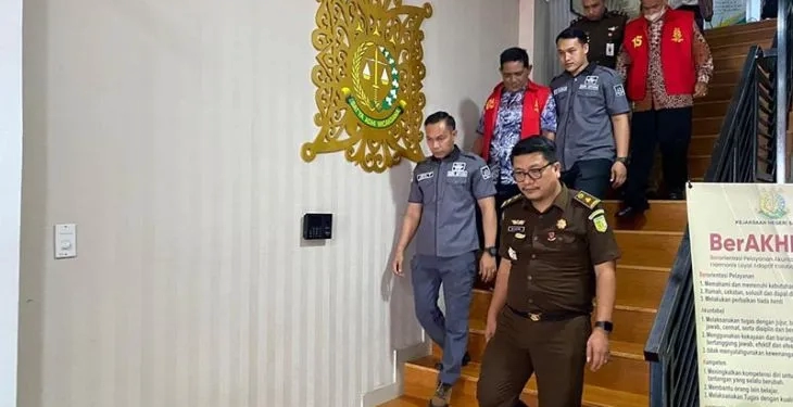 Tim jaksa penuntut umum Kejari Sabang menggiring dua tersangka korupsi di Kantor Kejari Sabang di Sabang, Selasa (10/1/2023). ANTARA/HO/Humas Kejati Aceh