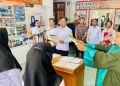 Ketua Komisi Independen Pemilihan (KIP) Kabupaten Aceh Barat, Teuku Novian Nukman didampingi sejumlah komisioner, melakukan pelantikan dan memimpin sumpah Panitia Pemungutan Suara (PPS) yang sebelumnya gagal mengikuti pelantikan karena sakit dan berhalangan hadir, yang dipusatkan di Aula KIP Aceh Barat di Meulaboh, Senin (30/1/2023) siang. (ANTARA/Teuku Dedi Iskandar)
