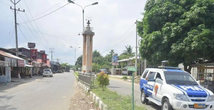 Sebuah mobil melintas monumen tragedi Simpang KKA di Desa Paloh Lada, Kecamatan Dewantara, Kabupaten Aceh Utara, Sabtu (14/1/2023). (ANTARA/Dedy Syahputra)