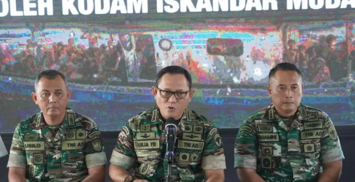 Asisten Intelijen Kasdam IM Kolonel Inf Aulia Fahmi Dalimunthe memberi keterangan pengungkapan penyelundupan imigran Rohingya di Banda Aceh, Jumat (27/1/2023). (ANTARA/HO/Penerangan Kodam IM)