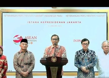 Tangkapan layar - (Kiri-Kanan) Mensos Tri Rismaharini, Menko PMK Muhadjir Effendy, Menkopolhukam Mahfud MD, Menkumham Yasonna H Laoly dan Menteri PUPR Basuki Hadimuljono menyampaikan keterangan kepada wartawan di Kantor Presiden Jakarta, Senin (16/1/2023). (ANTARA/Youtube Sekretariat Presiden)