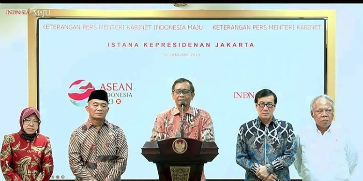 Tangkapan layar - (Kiri-Kanan) Mensos Tri Rismaharini, Menko PMK Muhadjir Effendy, Menkopolhukam Mahfud MD, Menkumham Yasonna H Laoly dan Menteri PUPR Basuki Hadimuljono menyampaikan keterangan kepada wartawan di Kantor Presiden Jakarta, Senin (16/1/2023). (ANTARA/Youtube Sekretariat Presiden)