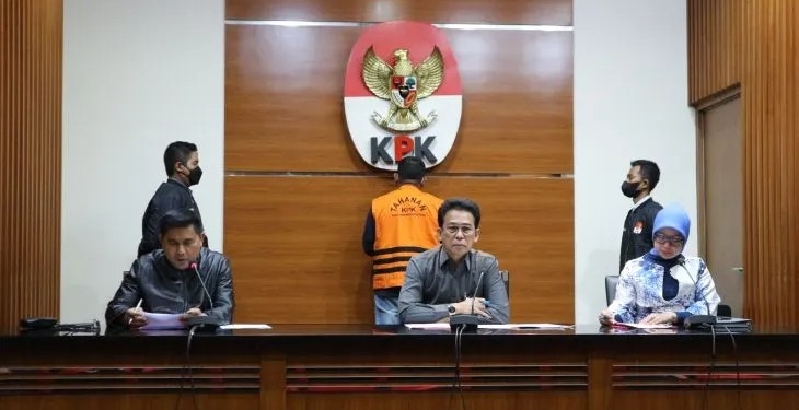 Komisi Pemberantasan Korupsi (KPK) hadirkan tersangka kasus dugaan tindak pidana korupsi Izil Azhar dalam jumpa pers di Gedung Merah Putih KPK, Jakarta Selatan, Rabu (15/10). ANTARA/Fianda Sjofjan Rassat