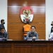 Komisi Pemberantasan Korupsi (KPK) hadirkan tersangka kasus dugaan tindak pidana korupsi Izil Azhar dalam jumpa pers di Gedung Merah Putih KPK, Jakarta Selatan, Rabu (15/10). ANTARA/Fianda Sjofjan Rassat