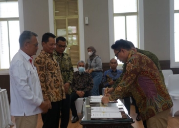 Penjabat Gubernur Aceh Achmad Marzuki bersama Menteri ESDM Arifin Tasrif, saat menyaksikan penandatanganan kontrak kerja sama Wilayah Kerja (WK) Offshore North West Aceh (ONWA-Meulaboh) dan Offshore South West Aceh (OSWA-Singkil), di Ruang Damar, Gedung Heritage Kementerian Energi dan Sumber Daya Mineral (ESDM), Jakarta, Kamis (5/1/2023). (Dok. Humas Pemerintah Aceh)