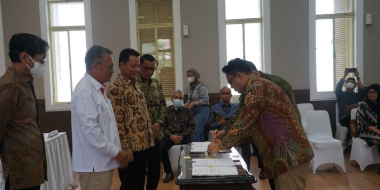 Penjabat Gubernur Aceh Achmad Marzuki bersama Menteri ESDM Arifin Tasrif, saat menyaksikan penandatanganan kontrak kerja sama Wilayah Kerja (WK) Offshore North West Aceh (ONWA-Meulaboh) dan Offshore South West Aceh (OSWA-Singkil), di Ruang Damar, Gedung Heritage Kementerian Energi dan Sumber Daya Mineral (ESDM), Jakarta, Kamis (5/1/2023). (Dok. Humas Pemerintah Aceh)