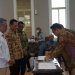 Penjabat Gubernur Aceh Achmad Marzuki bersama Menteri ESDM Arifin Tasrif, saat menyaksikan penandatanganan kontrak kerja sama Wilayah Kerja (WK) Offshore North West Aceh (ONWA-Meulaboh) dan Offshore South West Aceh (OSWA-Singkil), di Ruang Damar, Gedung Heritage Kementerian Energi dan Sumber Daya Mineral (ESDM), Jakarta, Kamis (5/1/2023). (Dok. Humas Pemerintah Aceh)