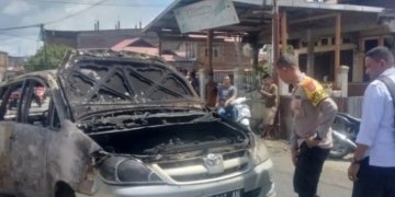 Sebuah minibus dengan nomor polisi BL 916 AM sekira pukul 13.30 WIB terbakar di kawasan Simpang Peut, Kecamatan Kuala, Kabupaten Nagan Raya, Provinsi Aceh, Senin (30/1/2023) siang. (ANTARA/HO)