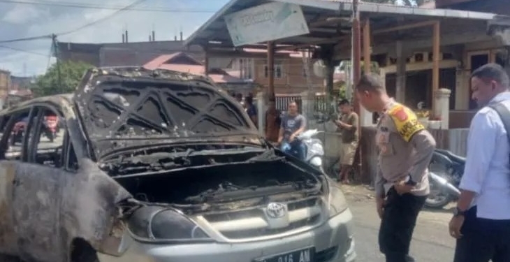 Sebuah minibus dengan nomor polisi BL 916 AM sekira pukul 13.30 WIB terbakar di kawasan Simpang Peut, Kecamatan Kuala, Kabupaten Nagan Raya, Provinsi Aceh, Senin (30/1/2023) siang. (ANTARA/HO)