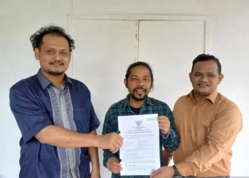 Nazar Apache bersama kuasa hukum nya saat memperlihatkan putusan Panwaslih Aceh, di Banda Aceh, Selasa (24/1/2023) (ANTARA/HO/Dok.pribadi)