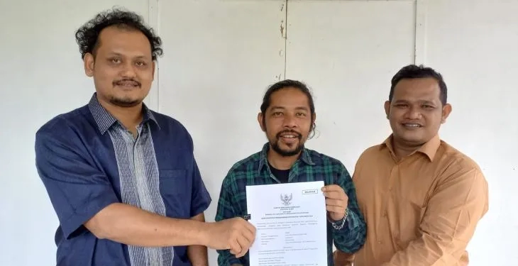 Nazar Apache bersama kuasa hukum nya saat memperlihatkan putusan Panwaslih Aceh, di Banda Aceh, Selasa (24/1/2023) (ANTARA/HO/Dok.pribadi)