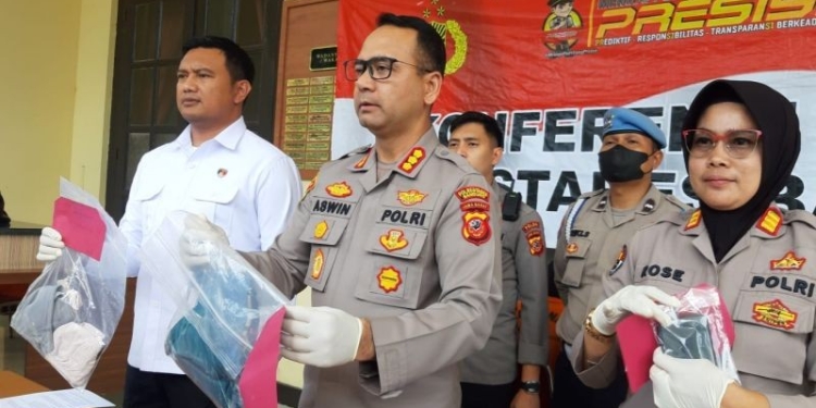 Polisi menunjukkan barang bukti kasus asusila di Polrestabes Bandung, Kota Bandung, Jawa Barat, Selasa (24/1/2023). (ANTARA/Bagus Ahmad Rizaldi)