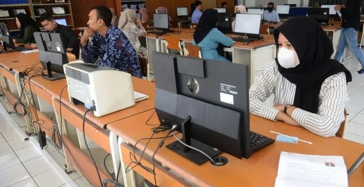 Peserta mengikuti seleksi ujian tulis berbasis Computer Assisted Test (CAT) calon Panitia Pemungutan Suara (PPS) di Banda Aceh, Aceh, Senin (9/1/2023). Komisi Independen Pemilihan (KIP) Kota Banda Aceh menyatakan kegiatan seleksi ujian tulis yang berlangsung hingga Selasa (10/1/2023 itu diikuti sebanyak 1.035 peserta dengan kouta penerimaan sebanyak 270 tenaga PPS pada pelaksanaan pemilu 2024. ANTARA FOTO/Ampelsa.
