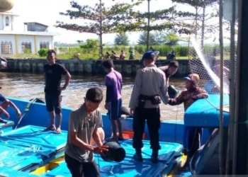 Personel Satuan Pol Airud Polres Aceh Barat mengunjungi masyarakat nelayan di kawasan TPI Panggong, Meulaboh, sebagai upaya memberikan rasa aman bagi nelayan dari aksi premanisme, Senin (16/1/2023). (ANTARA/HO-Dok Humas Polres Aceh Barat)