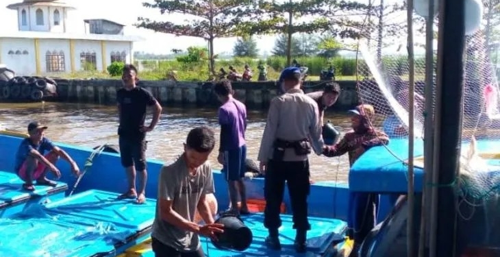 Personel Satuan Pol Airud Polres Aceh Barat mengunjungi masyarakat nelayan di kawasan TPI Panggong, Meulaboh, sebagai upaya memberikan rasa aman bagi nelayan dari aksi premanisme, Senin (16/1/2023). (ANTARA/HO-Dok Humas Polres Aceh Barat)