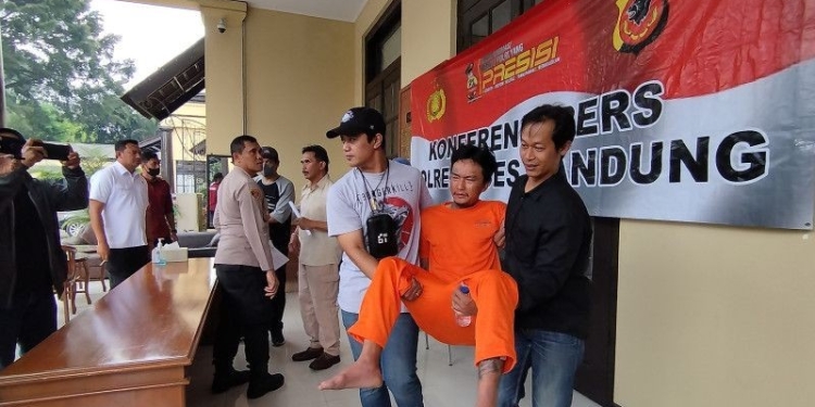 Polisi menggotong pelaku pembunuhan berinisial BS alias Kadal di Polrestabes Bandung, Kota Bandung, Jawa Barat, Kamis (12/1/2022). ANTARA/Bagus Ahmad Rizaldi