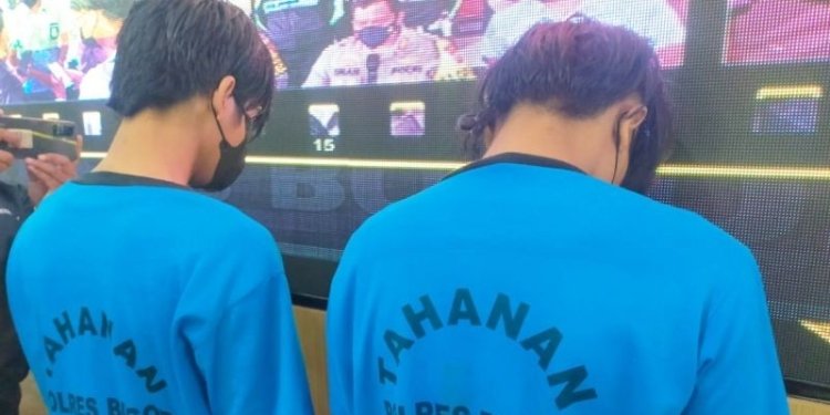 MD dan S tersangka pemerkosaan terhadap AR saat konferensi pers di Mapolres, Cibinong, Kabupaten Bogor, Jawa Barat, Senin (2/1/2023). ANTARA/M Fikri Setiawan