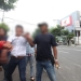 Seorang jurnalis tersudut menghadapi sejumlah massa di depan Gedung Diskotik Ibiza Club, Jalan Simpang Dukuh Surabaya, Jumat (20/1/2023). (ANTARA/Didik Suhartono)