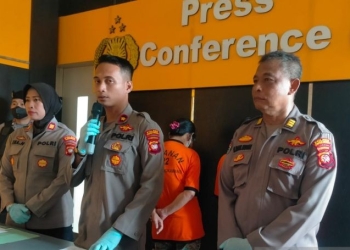 Waka Polres Singkawang, Kompol Raden Real Mahendra memberikan keterangan Pers terkait penangkapan tiga wanita pelaku penipuan. (Dok. Antara/Rudi)