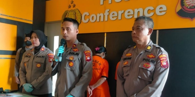 Waka Polres Singkawang, Kompol Raden Real Mahendra memberikan keterangan Pers terkait penangkapan tiga wanita pelaku penipuan. (Dok. Antara/Rudi)