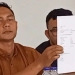 Askhalani, tim kuasa hukum Nazaruddin Dek Gam, mantan Presiden Persiraja memperlihatkan surat rekening koran cek pengalihan saham klub sepak bola Liga 2 tersebut di Banda Aceh, Kamis (19/1/2023). ANTARA/HO/Ikhsanul Arusni Mulia