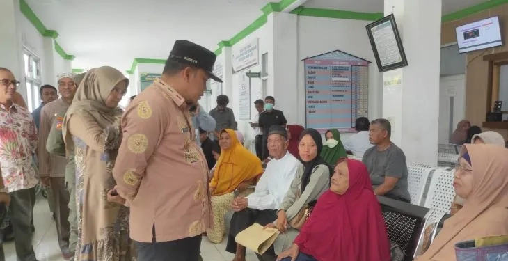 Pj Bupati Aceh Jaya, Nurdin berbicara dengan pasien di Poly RSUD Teuku Umar Calang saat melakukan kunjungan ke RSUD setempta didampingi oleh Direktur RSUD Teuku Umar Calang, Eka Rahmayuli, Jumat (06/1/2023) (ANTARA/HO)
