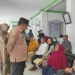 Pj Bupati Aceh Jaya, Nurdin berbicara dengan pasien di Poly RSUD Teuku Umar Calang saat melakukan kunjungan ke RSUD setempta didampingi oleh Direktur RSUD Teuku Umar Calang, Eka Rahmayuli, Jumat (06/1/2023) (ANTARA/HO)