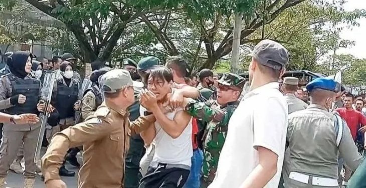 Petugas Satpol PP dan warga terlibat bentrokan saat pembongkaran lapak di Kota Lhokseumawe, Aceh, Senin (16/1/2022). ANTARA/Dedy Syahputra