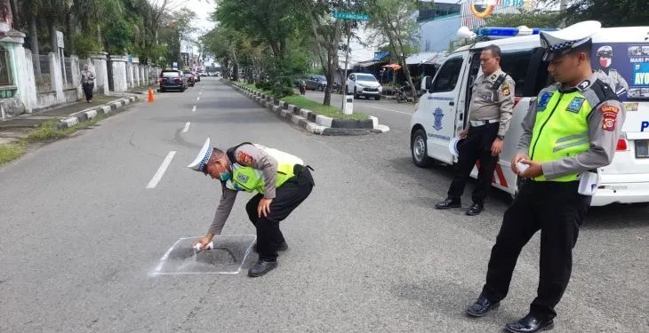 Petugas Satlantas Polresta Banda Aceh saat memberikan tanda cat putih pada jalan rusak dan berlubang, di Banda Aceh, Kamis (26/1/2023) (ANTARA/HO/Satlantas Banda Aceh)