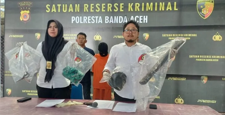 Unit IV PPA Satreskrim berhasil menangkap pelaku tindak pidana pemerkosaan disertai dengan pencurian di Lampulo setelah melarikan diri dan masuk dalam daftar pencarian orang (DPO) pada November 2022, di Banda Aceh, Kamis (19/1/2023). (ANTARA/Nurul Hasanah)